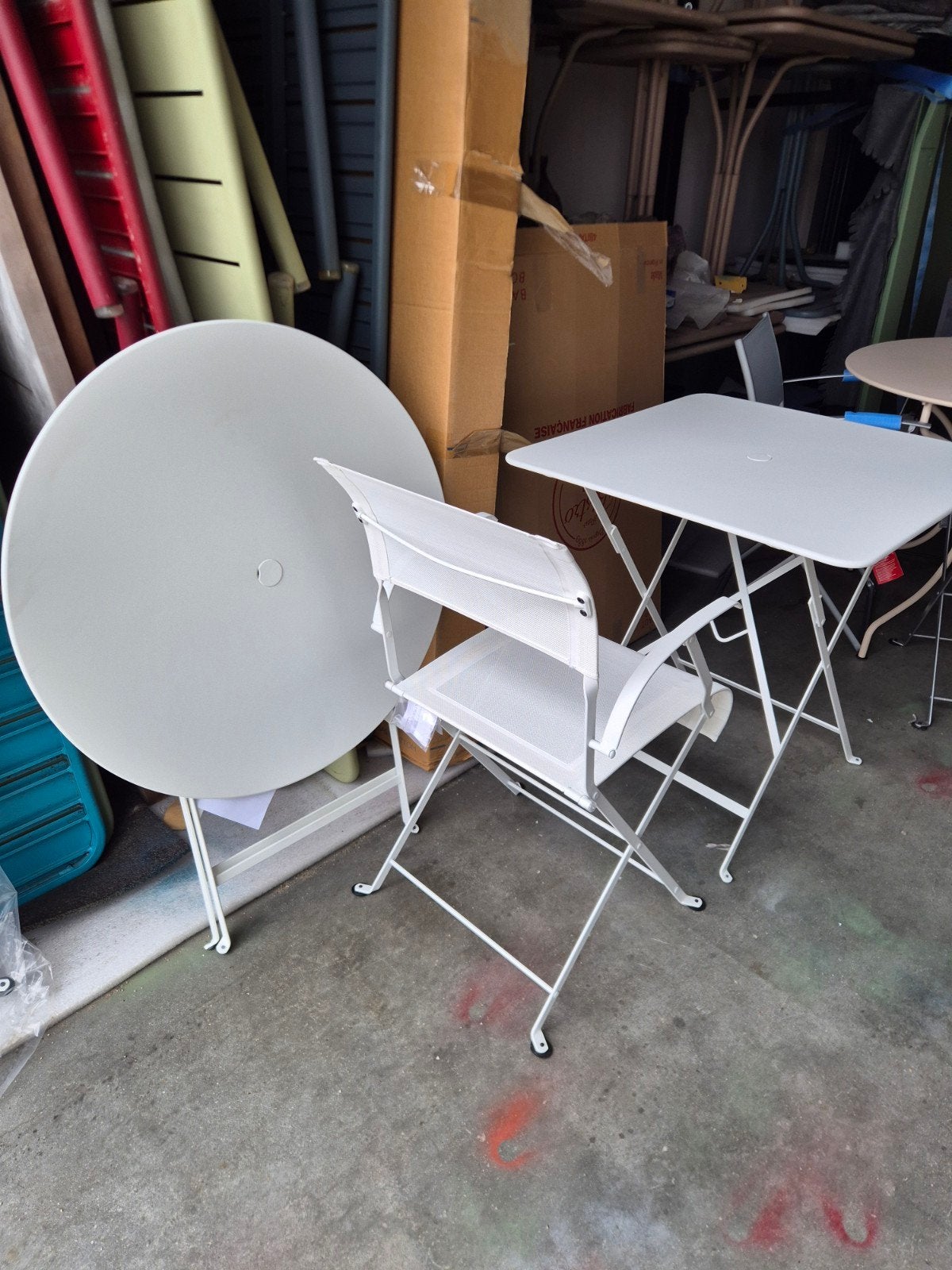2x nieuwe fermob dune stoelen wit met bistro tafel, Ophalen, Nieuw
