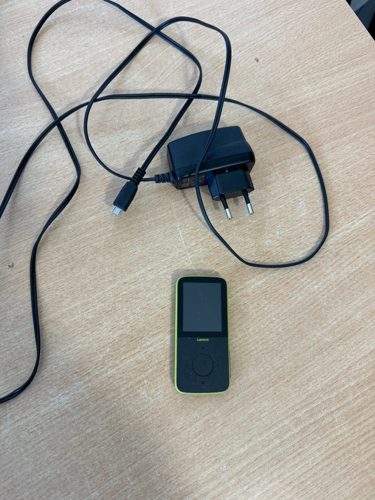 MP3 MP4 Speler Lenco Podo 153 + Oplader ( 4GB ) met Micro SD, Overige merken, Gebruikt, Met radio, Ophalen of Verzenden