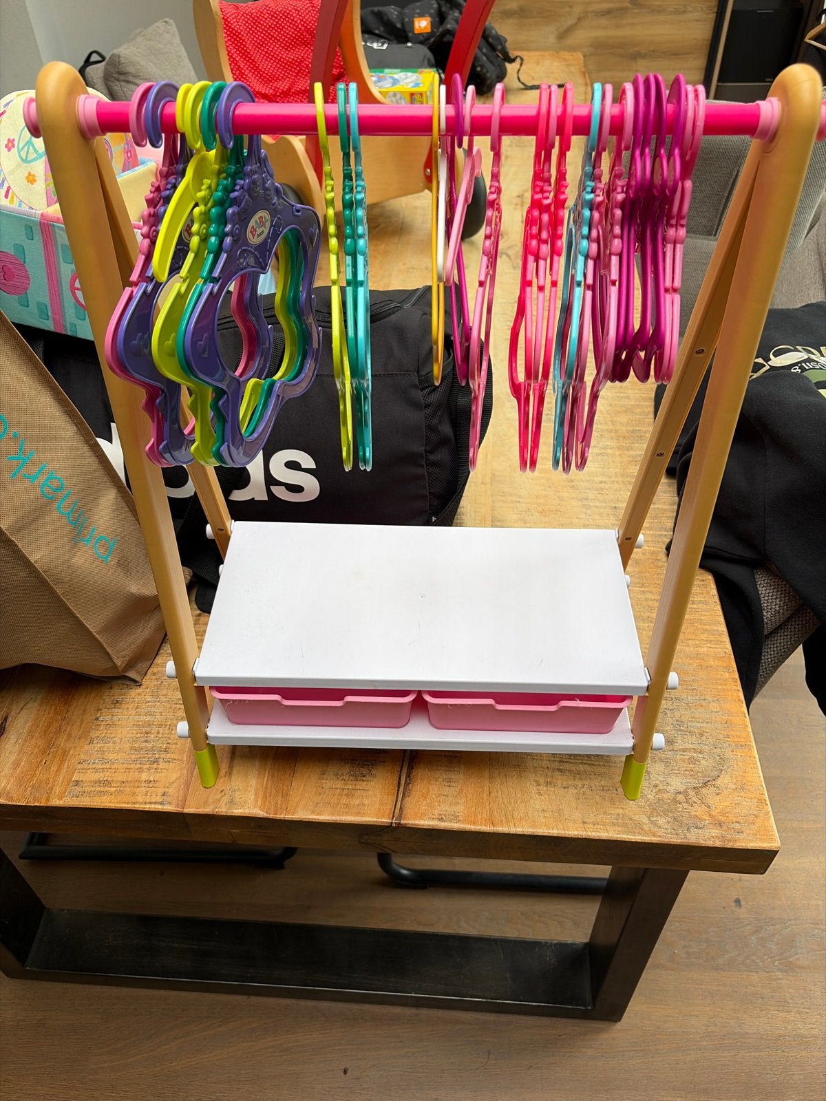 Kledingrek voor poppen met hangers en opbergbakjes, Ophalen of Verzenden, Gebruikt, Meisje