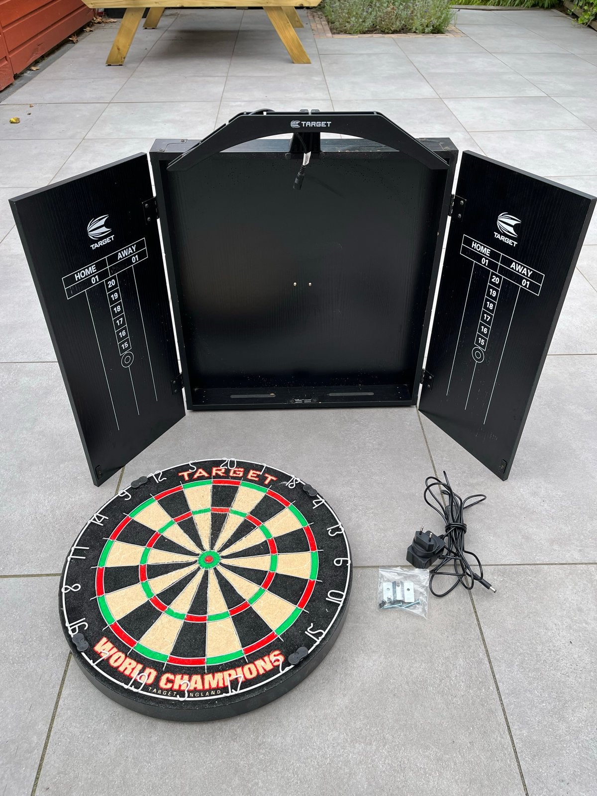 Target dartbord met cabinet en ledverlichting, Ophalen, Zo goed als nieuw, Dartbord