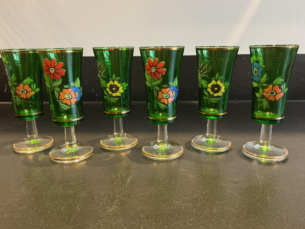 6 groene glaasjes met bloem design en gouden rand, Antiek en Kunst, Antiek | Glas en Kristal, Ophalen of Verzenden