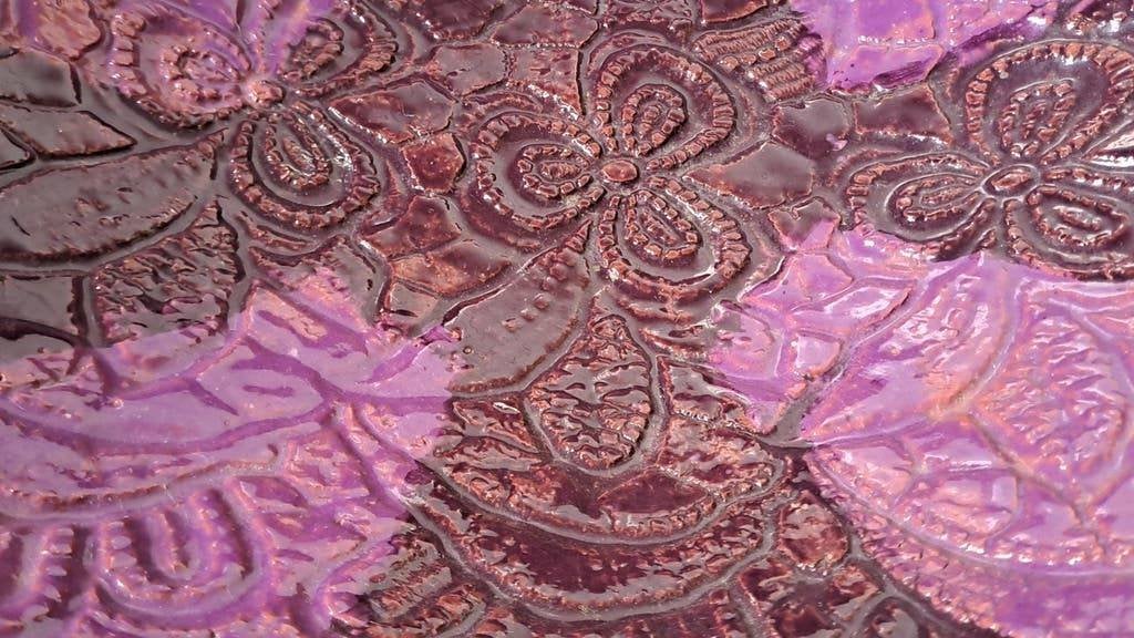 Decoratieve paarse schaal met reliëf, Ophalen of Verzenden