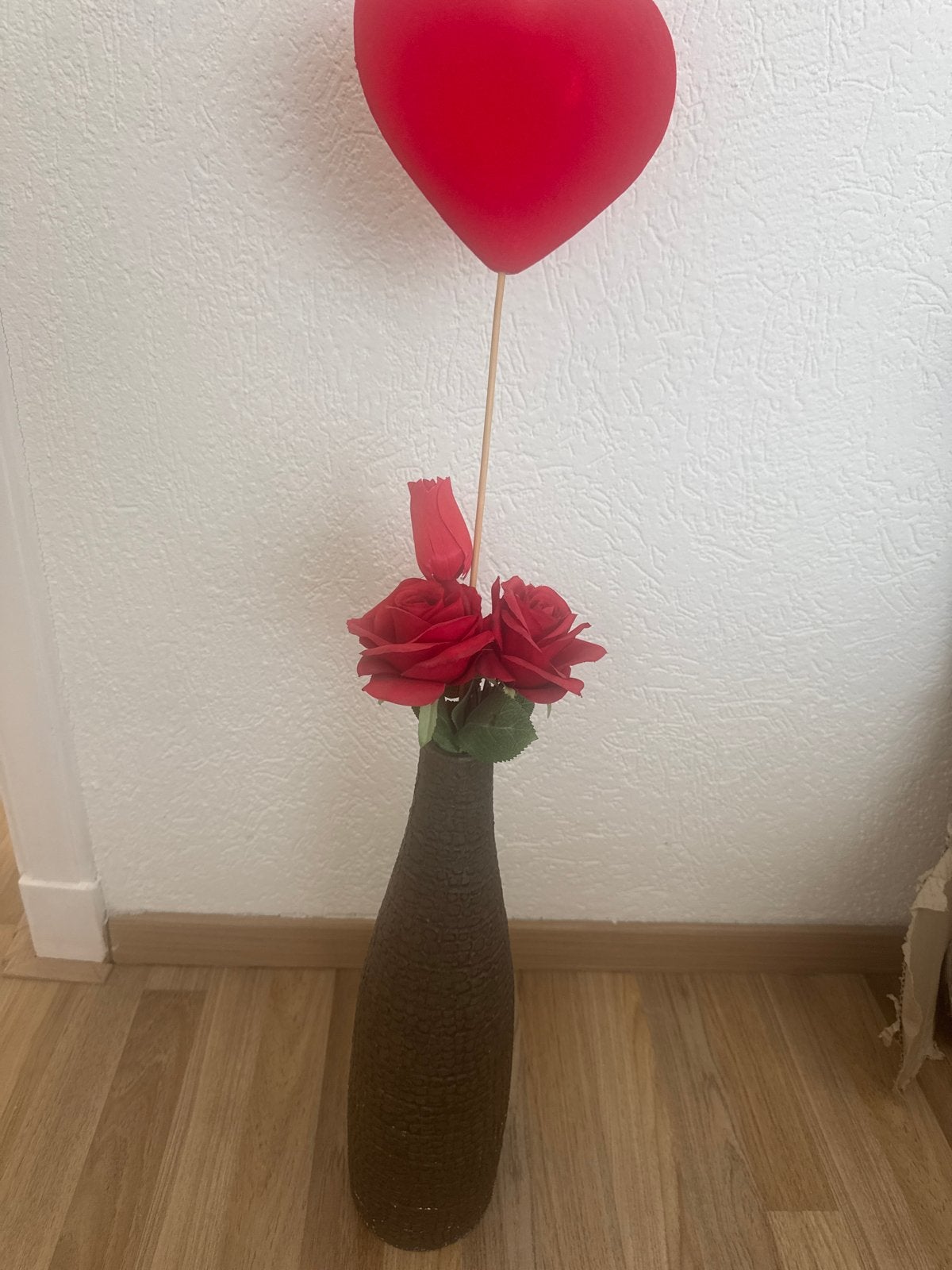 Decoratieve vaas met rode rozen en hart, Overige materialen, Meerkleurig, Inclusief decoratie, Ophalen of Verzenden