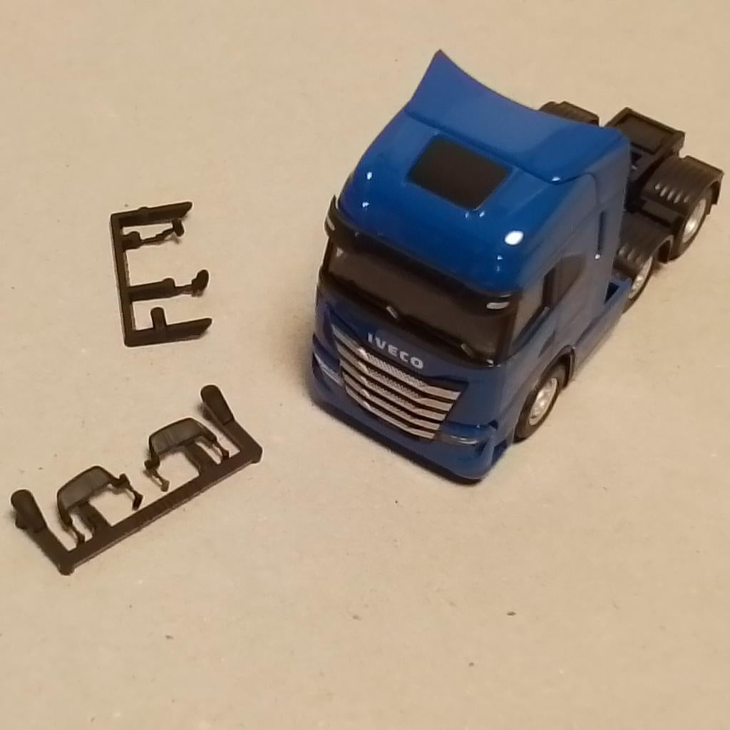 Aangeboden Herpa Iveco S-way 6x2 blauw nieuw in doos, Hobby en Vrije tijd, Modelauto's | 1:87, Ophalen of Verzenden, Nieuw, Bus of Vrachtwagen