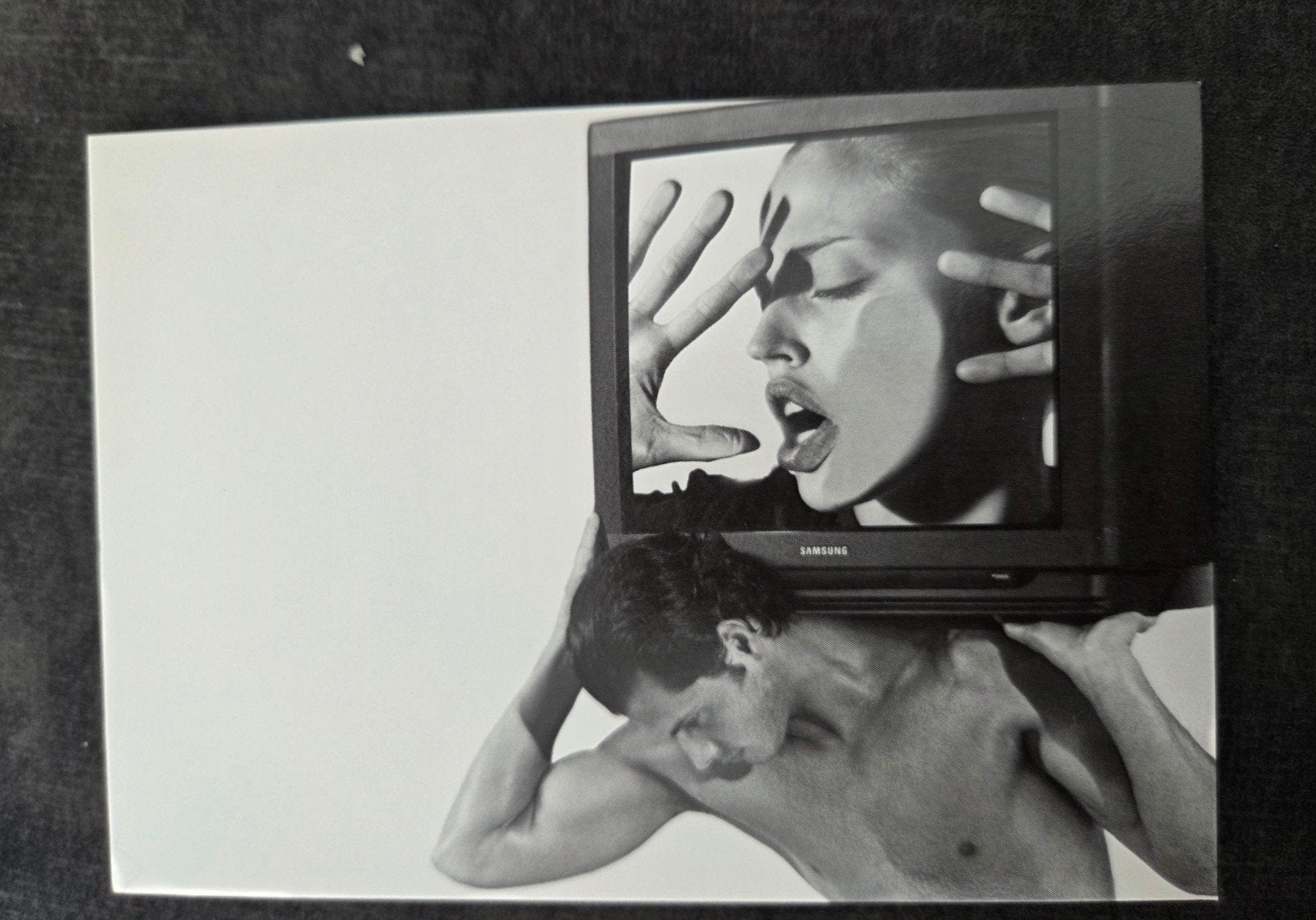 Samsung Televisies Reclame Ansichtkaart - Max Racks, Verzamelen, Ansichtkaarten | Themakaarten, Ongelopen, 1980 tot heden, Overige thema's