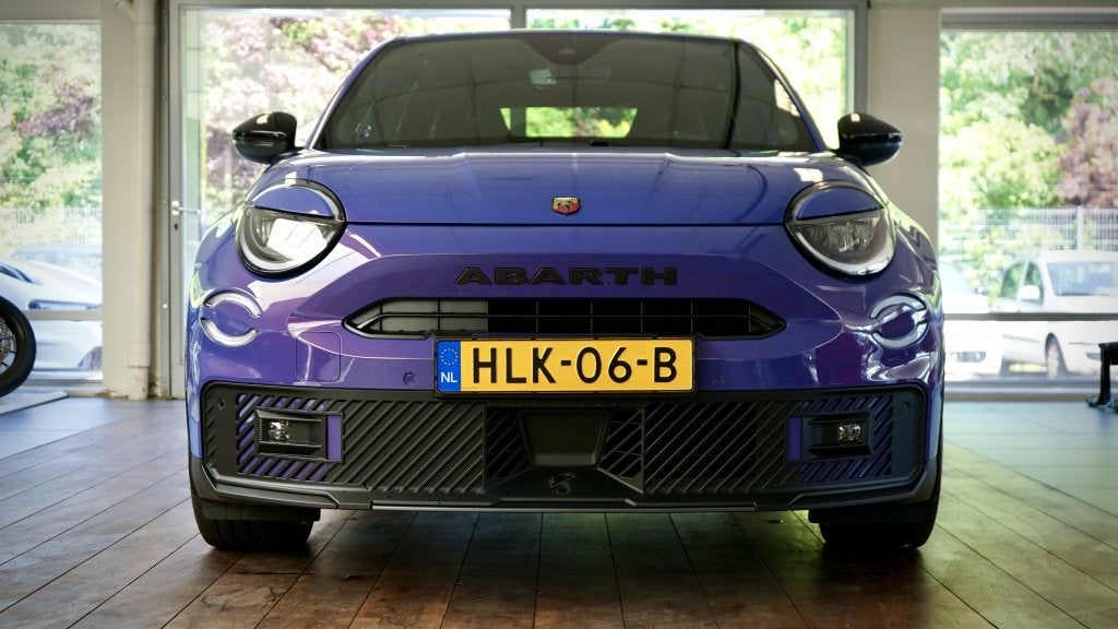 Abarth 600e Abarth Scorpionissima 54 kWh (bj 2025), Automaat, 0 cilinders, Overige kleuren, Alcantara