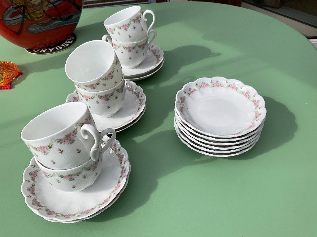 Koffie set met gebakjes bordjes  antiek of brocante, Ophalen of Verzenden, Zo goed als nieuw, Overige stijlen, Kop(pen) en/of Schotel(s)