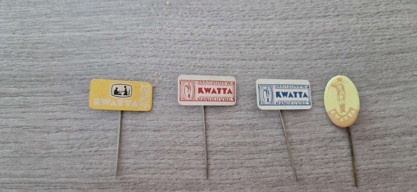 Set van 4 Vintage Kwatta Speldjes jaren '50/'60 (o.a. Manoeu, Verzenden, Gebruikt, Merk, Speldje of Pin