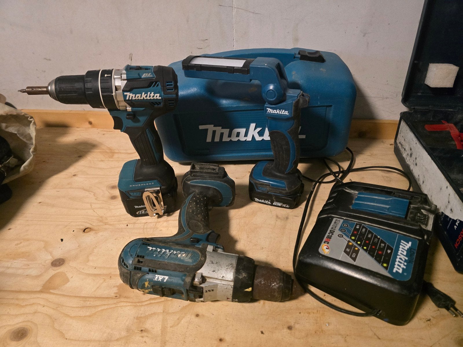 Makita set met boormachines, lamp en oplader, Ophalen of Verzenden, Gebruikt, Boor- en Schroefmachine, Variabele snelheid