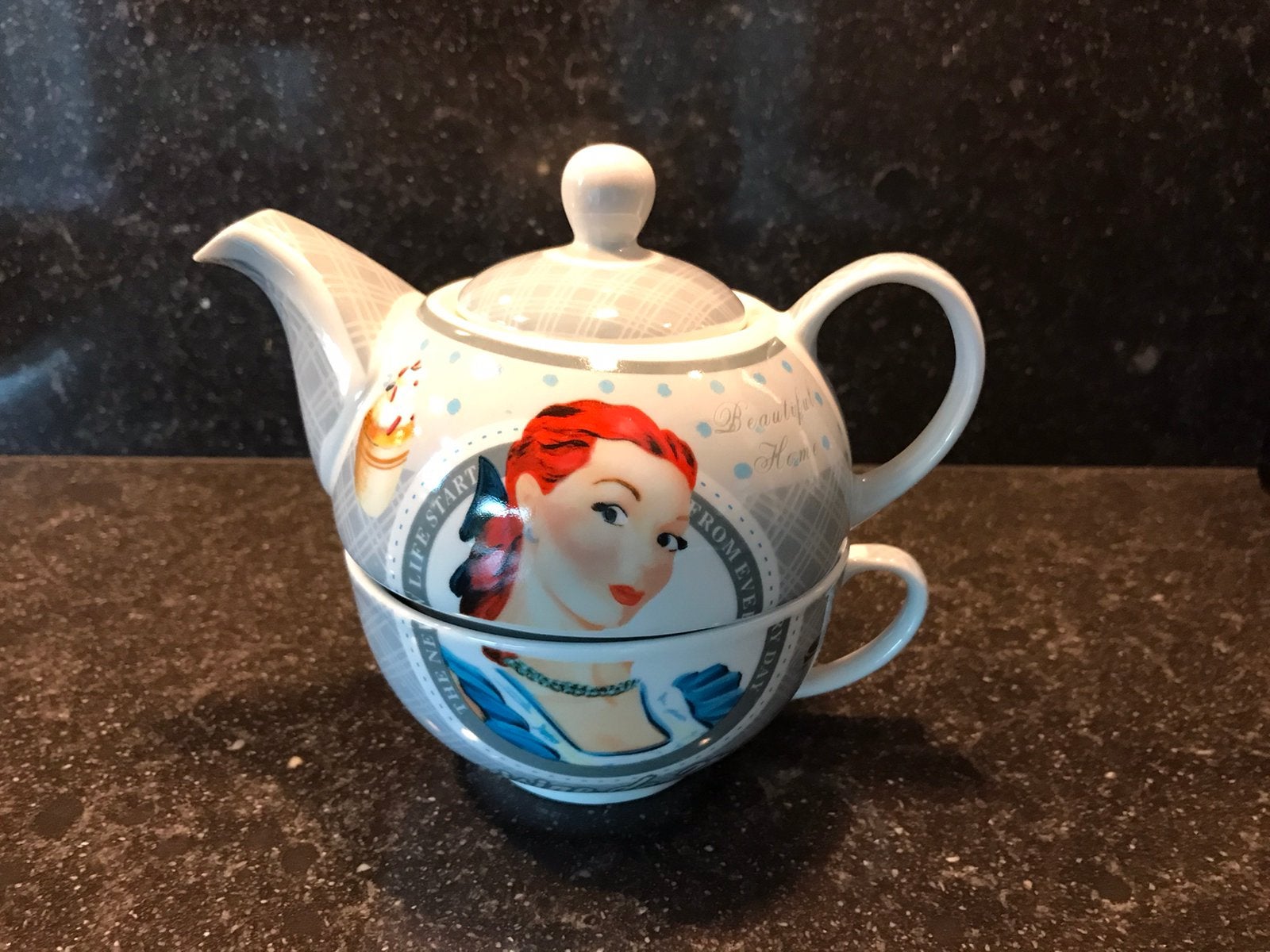 La cuisine de maman. Theepot en theekopje ineen. 1pers., Ophalen of Verzenden, Nieuw, Overige stijlen, Overige typen