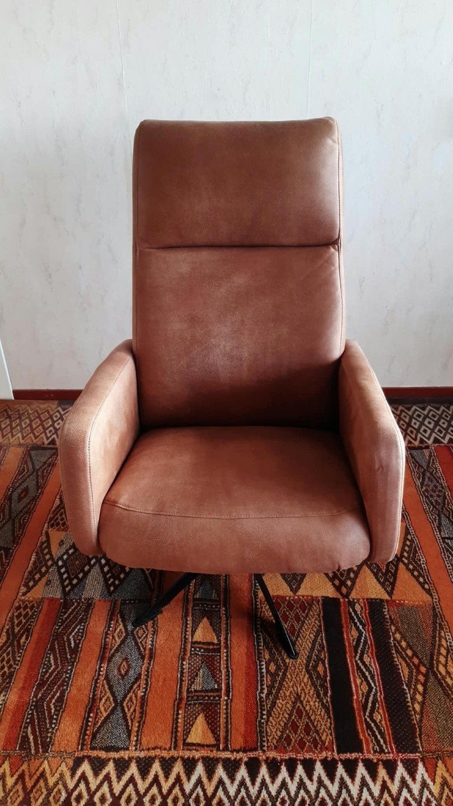 2x bijna nieuwe microleder relaxfauteuils en hocker Dania, Huis en Inrichting, Ophalen, Zo goed als nieuw, 75 tot 100 cm