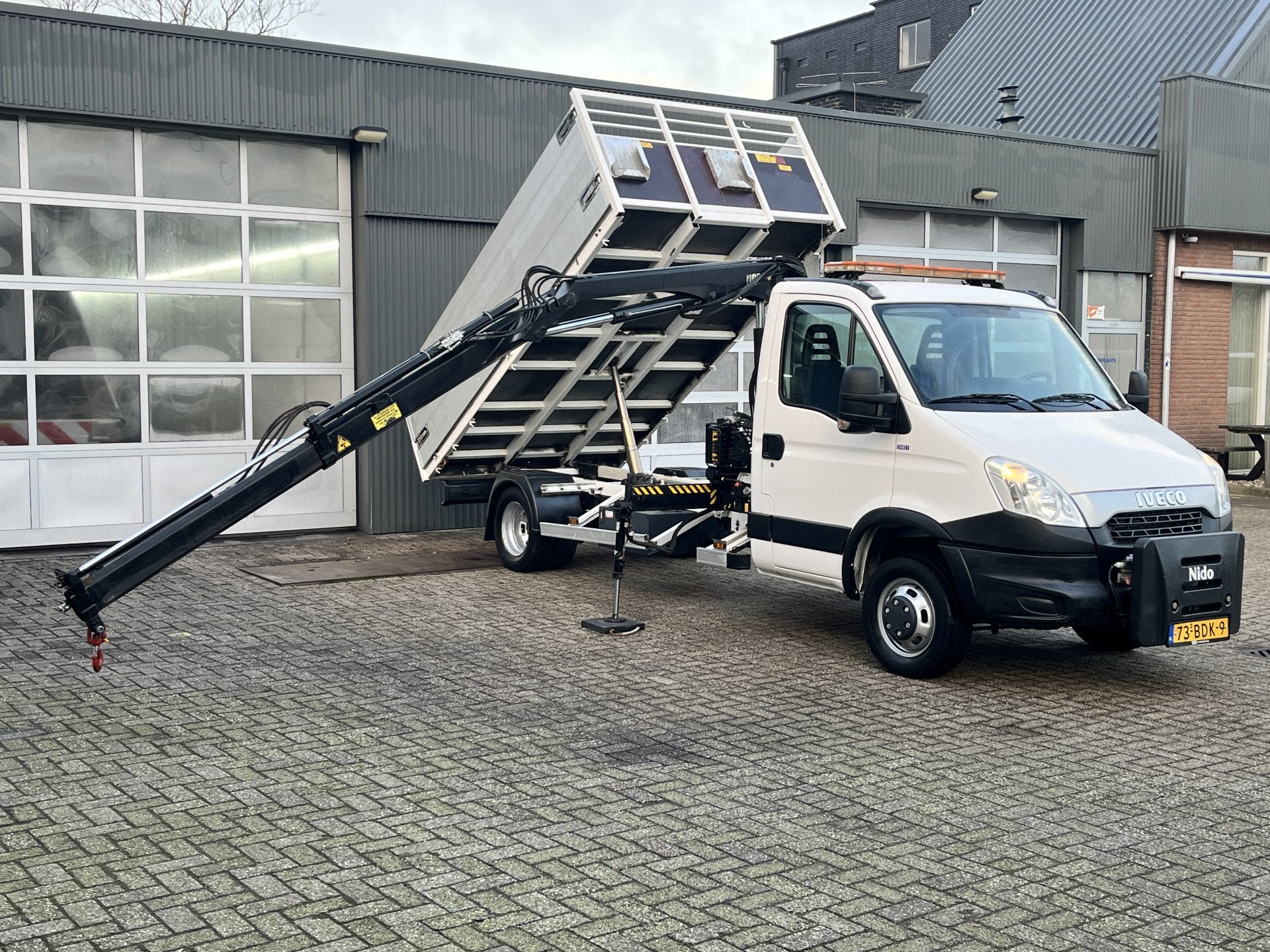 Iveco Daily 50C15 Hiab 022 Laadkraan 1555kg laadvermogen Kip, Auto's, Automaat, Stof, Gebruikt, Zwart