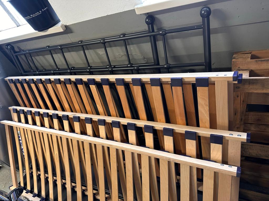 Twee IKEA bedden met lattenbodems (140x200 en 160x200), Ophalen, Gebruikt, Zwart, Tweepersoons