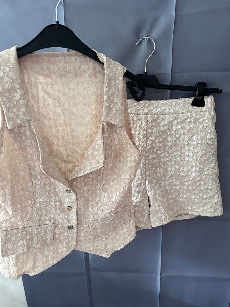 Beige dames 2-delige set gilet & short maat M bloemen, Maat 38/40 (M), Kostuum of Pak, Beige, Ophalen of Verzenden