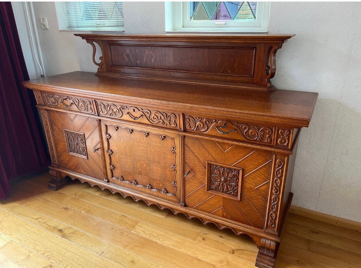 Antiek eiken dressoir met sierlijk houtsnijwerk., Antiek en Kunst, Ophalen