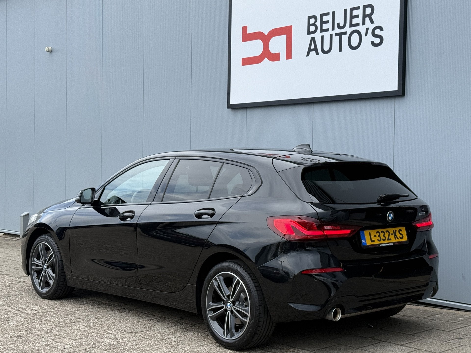 BMW 1-serie 118i Business Edition Automaat 1e eigenaar/Carpl, Dealer onderhouden, 136 pk, Gebruikt, Leder en Stof