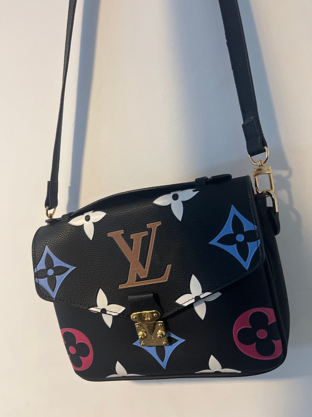 Louis Vuitton Schoudertasje - Zwart met Kleurrijke Monogram, Sieraden, Tassen en Uiterlijk, Ophalen of Verzenden, Zo goed als nieuw