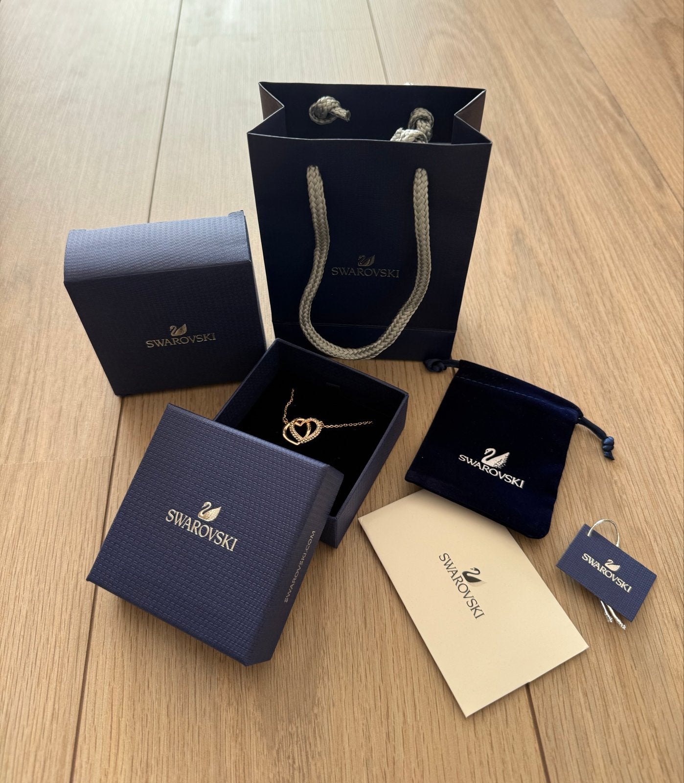 Swarovski Ketting met Twee Harten - Nieuwstaat, Sieraden, Tassen en Uiterlijk, Met kristal, Overige materialen, Ophalen of Verzenden