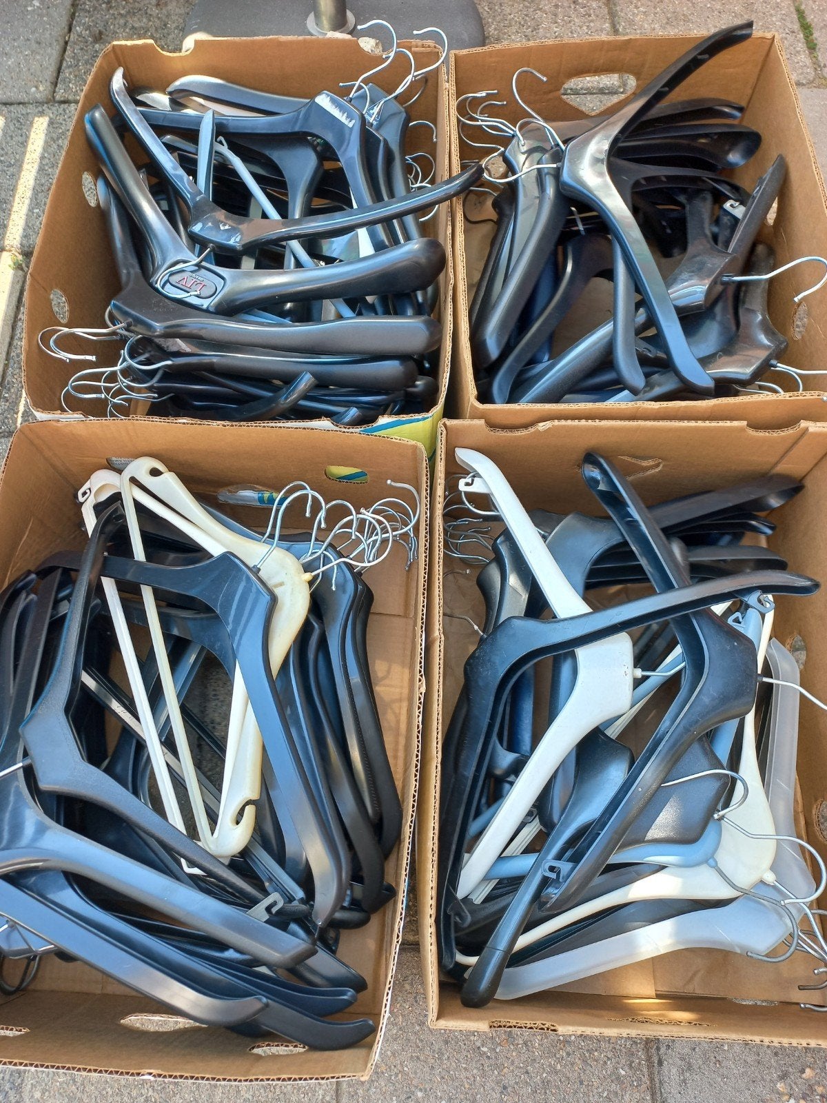 4 dozen stevige kledinghangers, Ophalen, Gebruikt, Kunststof