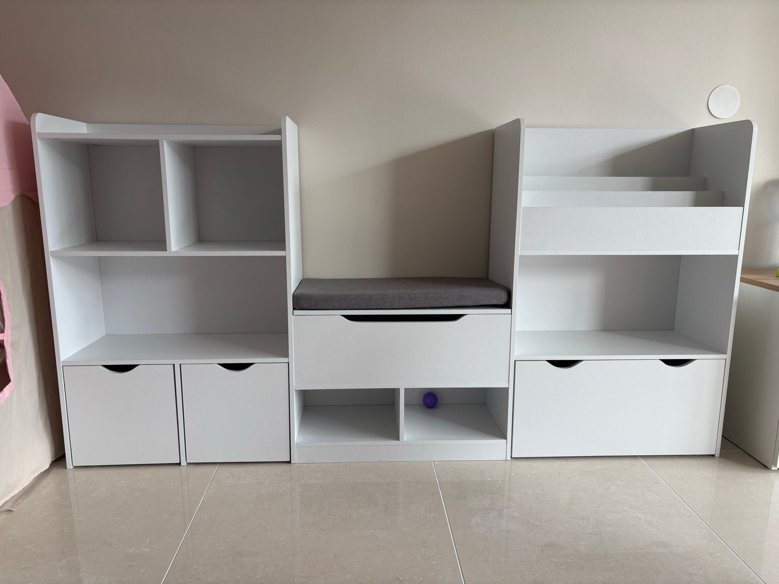Witte speelgoedkast met bankje, boekenkast en opbergruimte