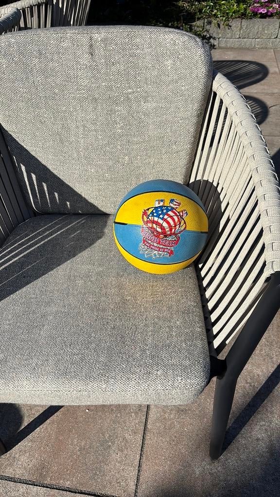 Basketbal blauw/ geel, Ophalen of Verzenden, Zo goed als nieuw, Bal