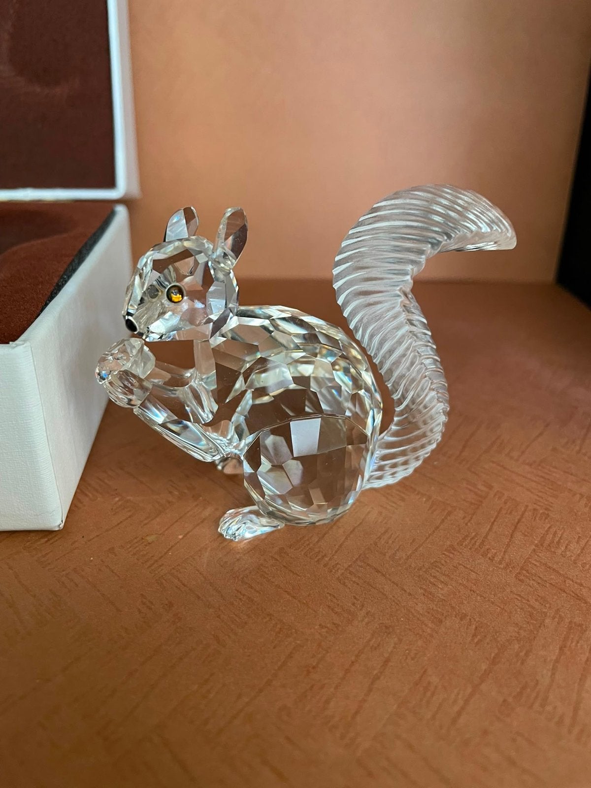 Swarovski eekhoorn met doos en certificaat, Ophalen of Verzenden, Zo goed als nieuw, Figuurtje