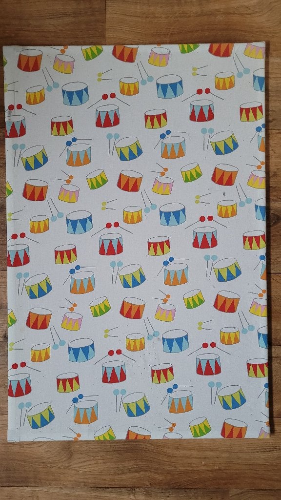 Prikbord met doek trommeltjes / trommels, Ophalen of Verzenden, Gebruikt, Prikbord