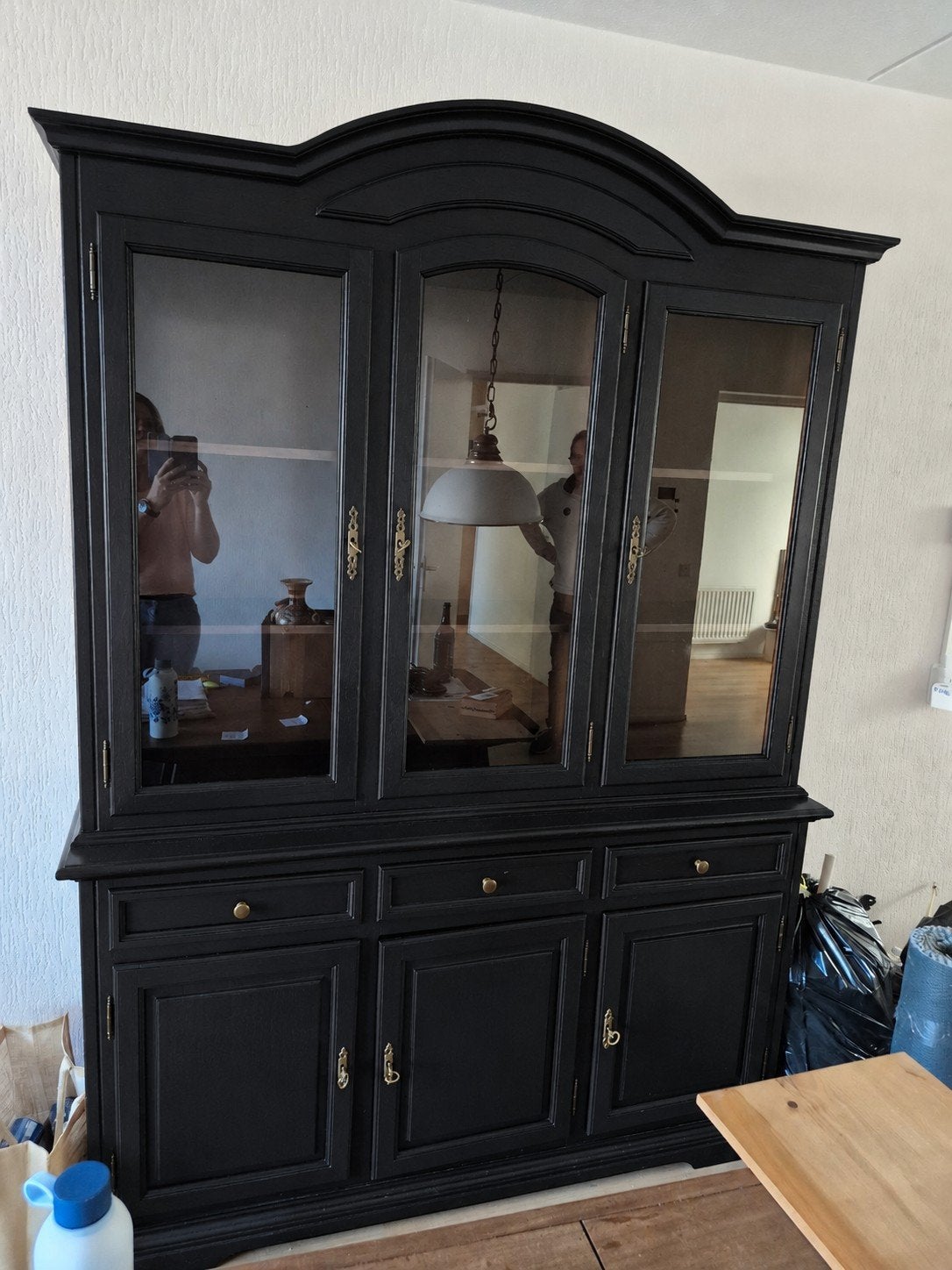 Foto 2 van Nog zwart te maken houten vitrinekast