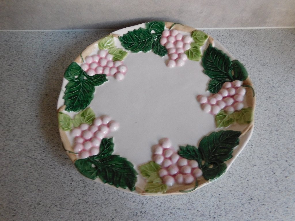Vintage Majolica/Barbotine Bord met Roze Druiven - 23 cm, Antiek en Kunst, Ophalen of Verzenden