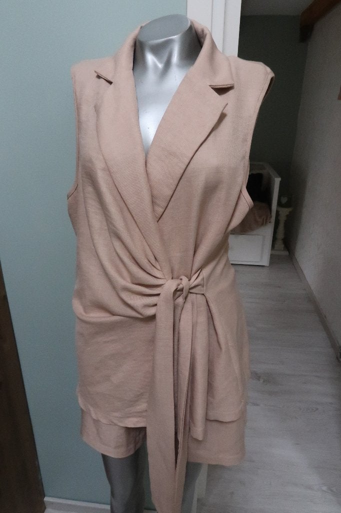 prachtige chique set zandkleur short en blouse xxl, Verzenden, Zo goed als nieuw, Beige, Overige typen