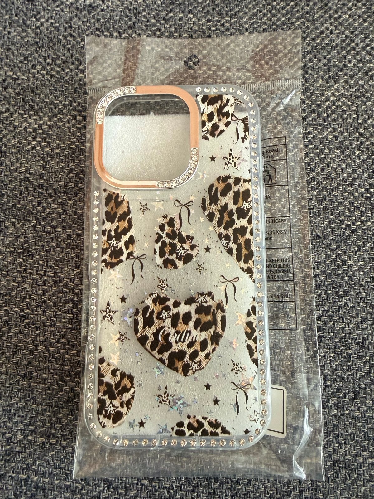 Leopardprint iPhone 16 Pro hoesje met hartjes en steentjes, Telecommunicatie, Kunststof, IPhone 16 Pro, Overige merken, Nieuw