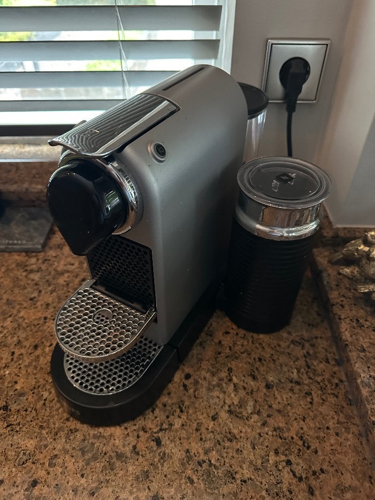 Krups Nespresso apparaat met melkopschuimer, Ophalen, Gebruikt, Espresso apparaat, Koffiepads en cups