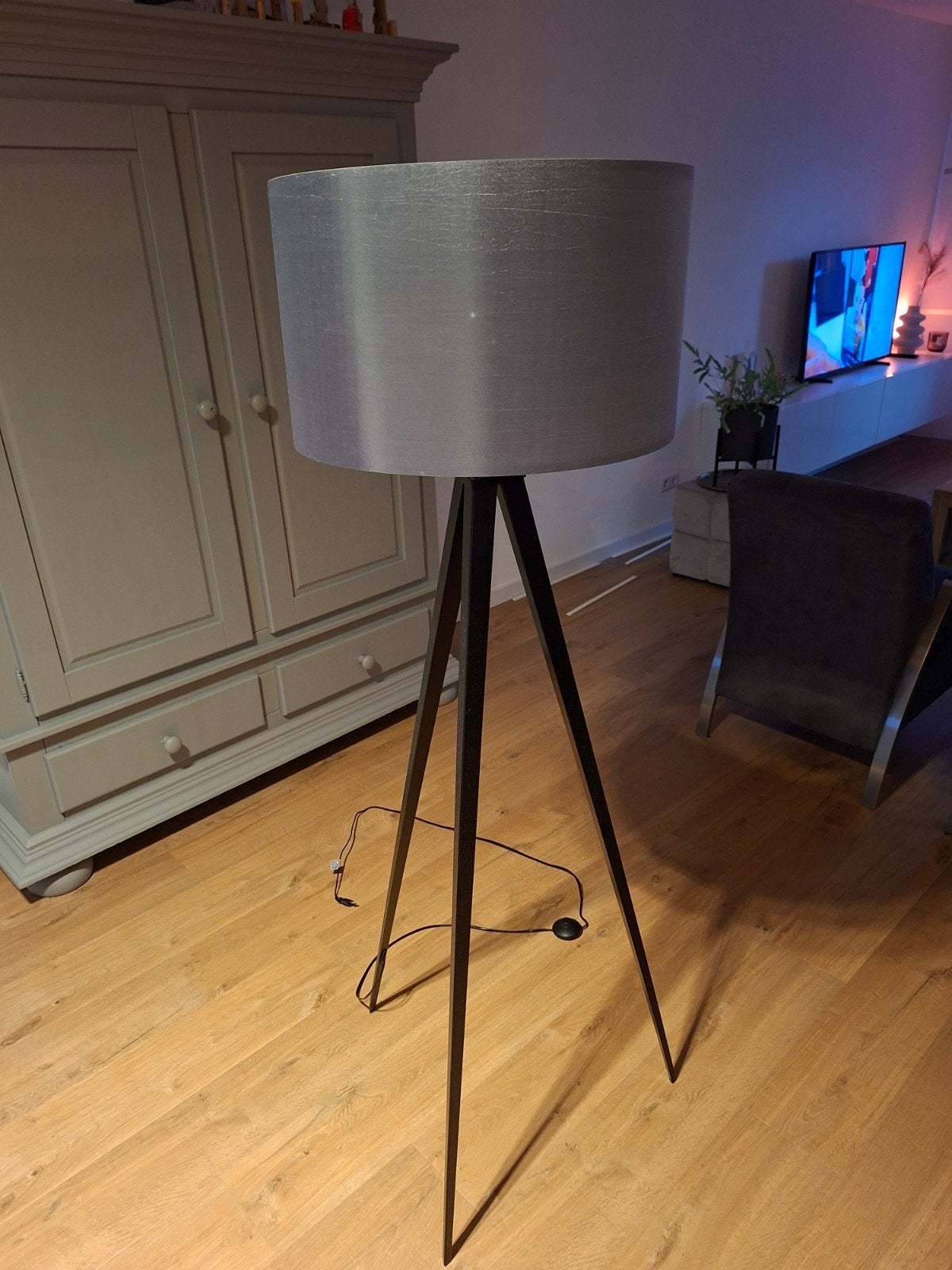 Stijlvolle vloerlamp met grijze kap en tripod onderstel, Ophalen, Modern, Scandinavisch, Metaal, E27 (groot)