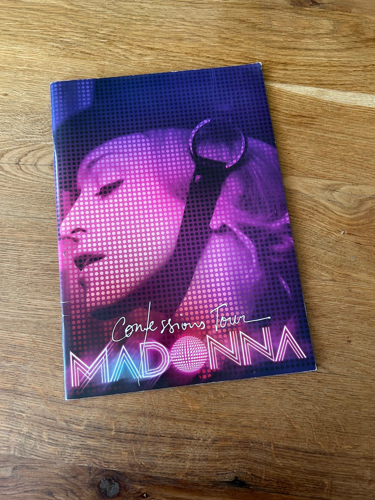 Madonna Confessions Tour 2006 – Officieel concertboek, Ophalen of Verzenden, Zo goed als nieuw, Boek, Tijdschrift of Artikel