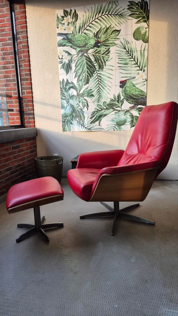Design fauteuil met voetenbank - Rood leer en hout, Ophalen, 75 tot 100 cm, Modern design, Mid-century, Zo goed als nieuw