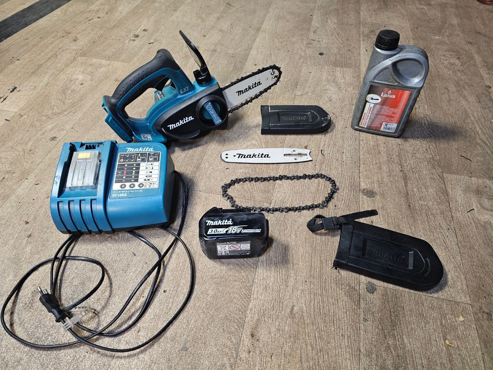 Makita DUC122 kettingzaag inc accu en lader, Kettingzaag, Ophalen of Verzenden, Zo goed als nieuw, Makita