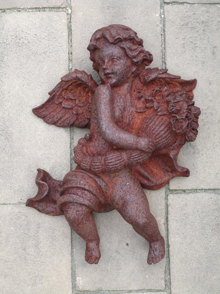 wandbeeld engel gietijzer, Tuin en Terras, Tuinbeelden, Ophalen of Verzenden, Gebruikt, Metaal, Engelenbeeld