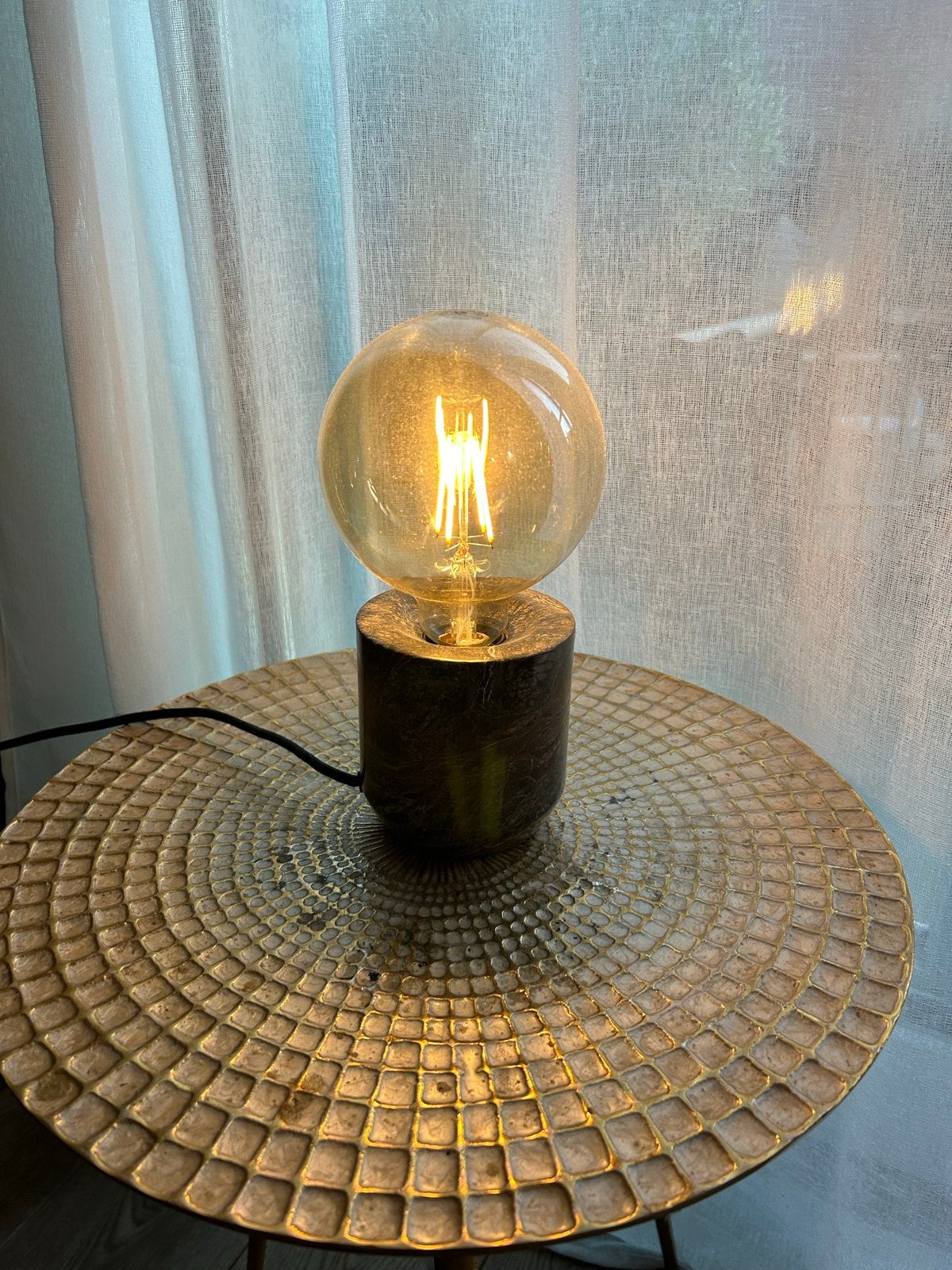 Moderne tafellamp met marmeren voet en Edison gloeilamp, Ophalen, E27 (groot), Met stekker, Steen/keramiek