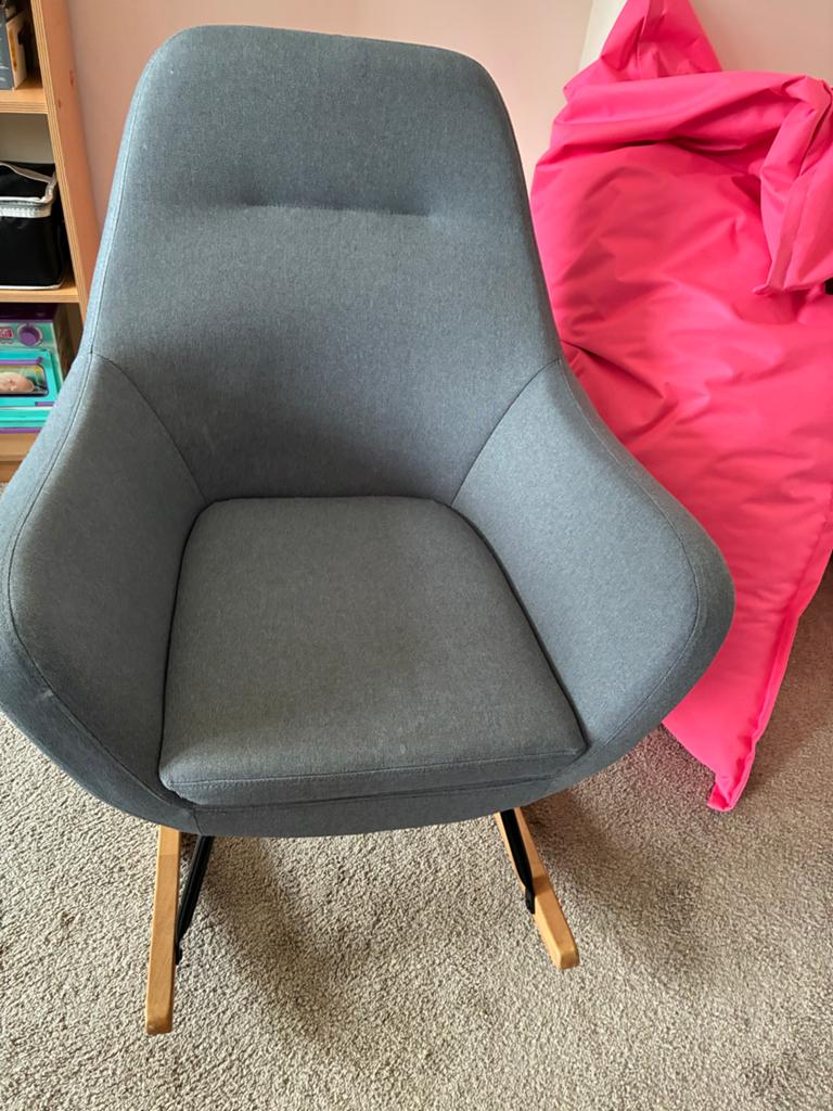 Comfortabele grijze schommelstoel, Huis en Inrichting, Ophalen, Gebruikt, 75 tot 100 cm, Stof