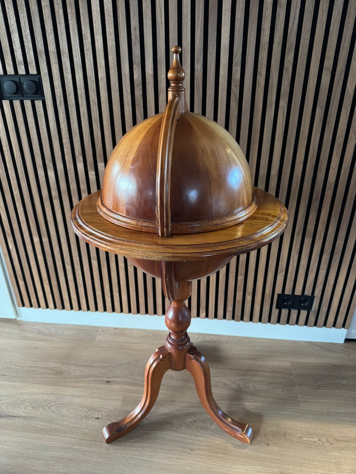 Stijlvolle Vintage Minibar / Globe Bar op elegante driepoot, Huis en Inrichting, Ophalen