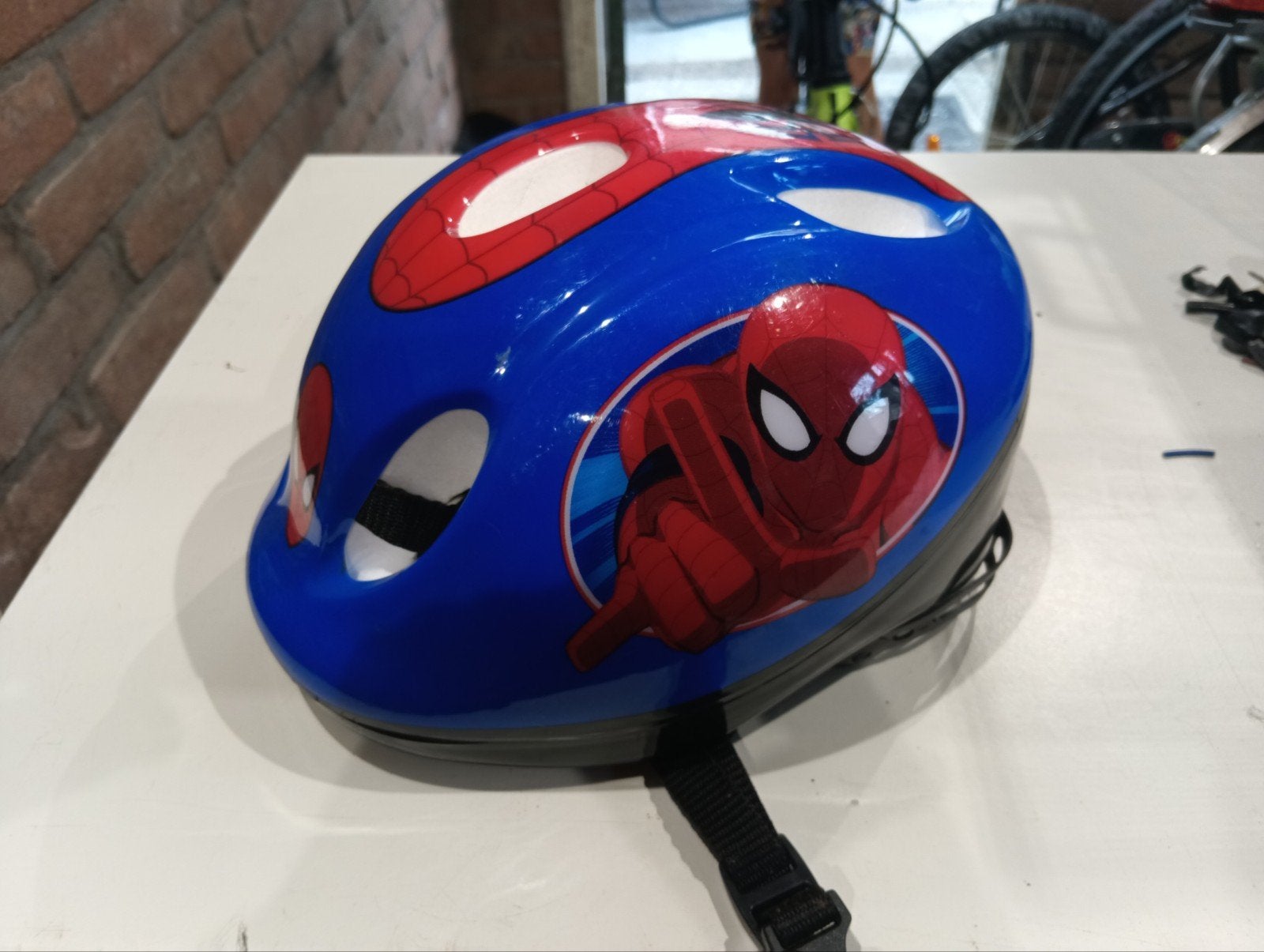Kinderhelm Spider-Man, Ophalen