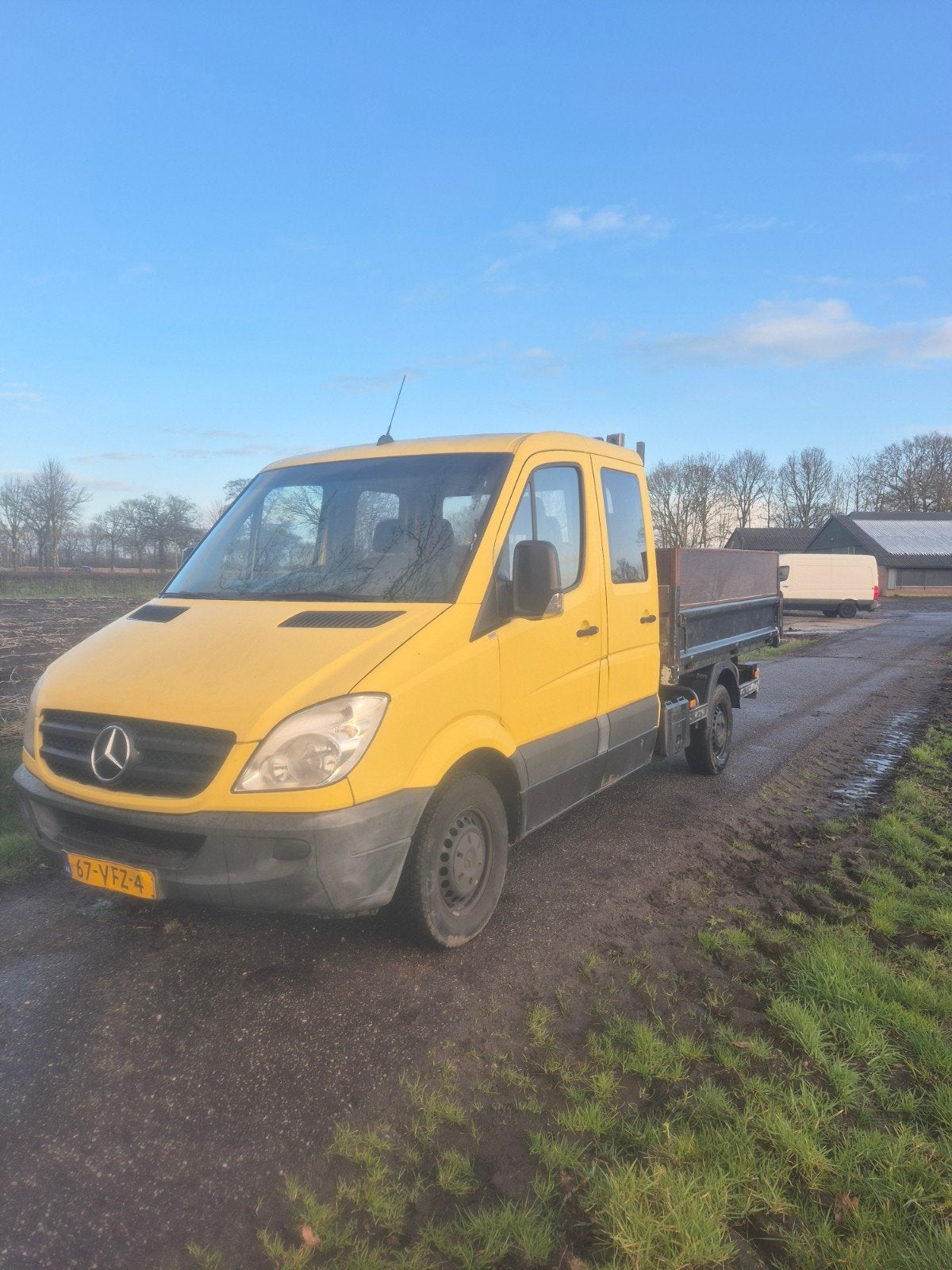 Mercedes-Benz 2007 Dubbele cabine
Hydraulische kiepbak, 2430 kg, 4 cilinders, 7 stoelen, Diesel