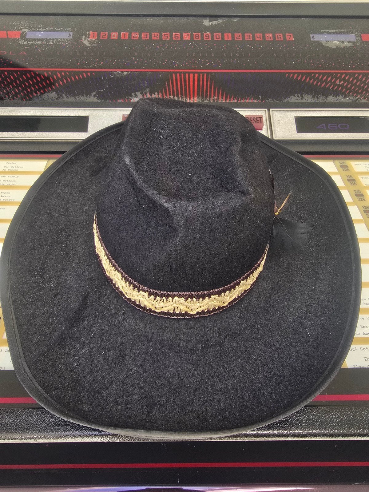 Zwarte Cowboyhoed met Decoratieve Band en Veren, Onbekend, Hoed, Zo goed als nieuw, One size fits all