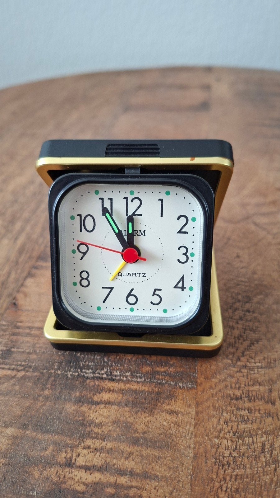 vintage quartz reiswekker - goed werkend, Analoog, Werkt op batterijen, Ophalen of Verzenden, Zwart