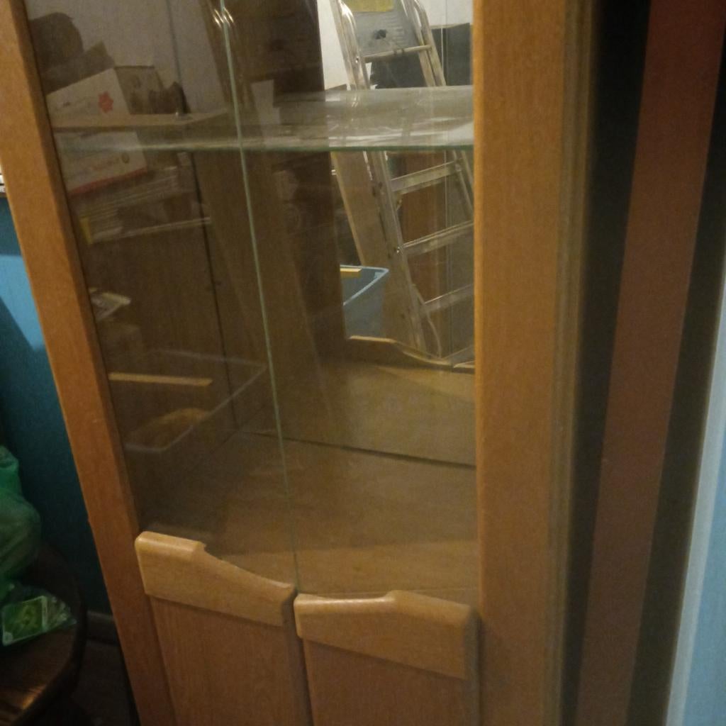 Houten vitrinekast met glazen deuren, Ophalen