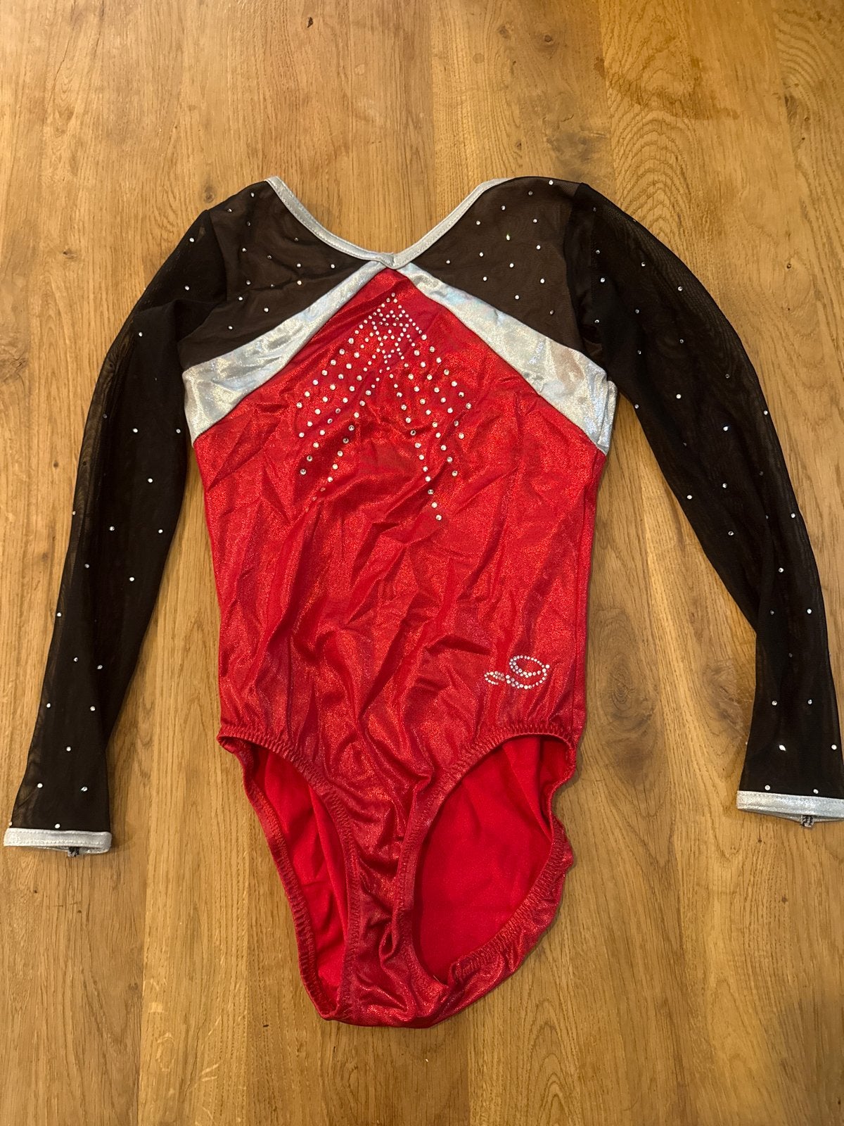 Turnpakje rood/zwart met zilveren details en steentjes, Maat 38/40 (M), Ophalen of Verzenden, Fitness of Aerobics, Gedragen