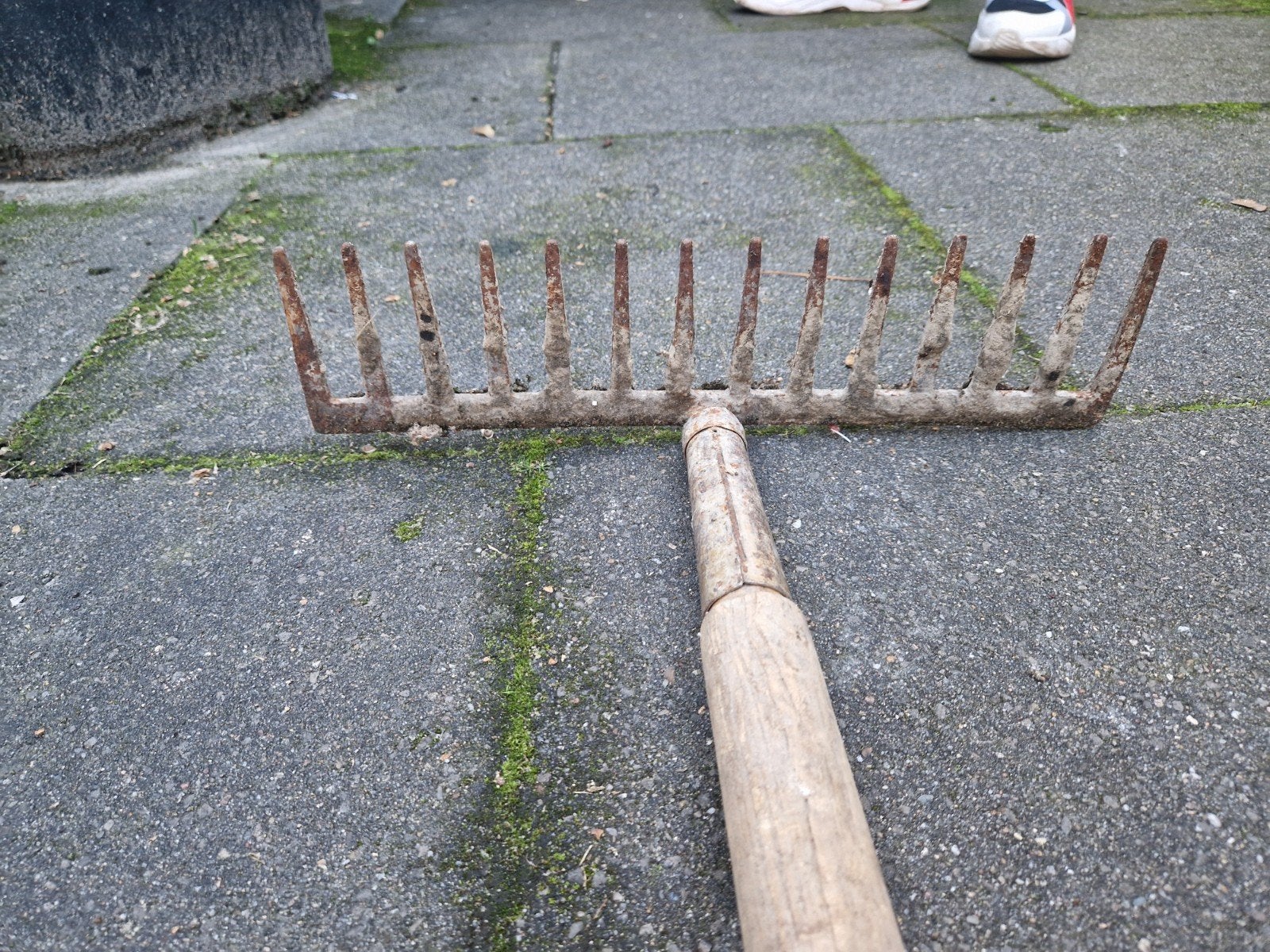 Gebruikte asfalt hark met houten steel, Tuin en Terras, Ophalen of Verzenden, Gebruikt, Hark