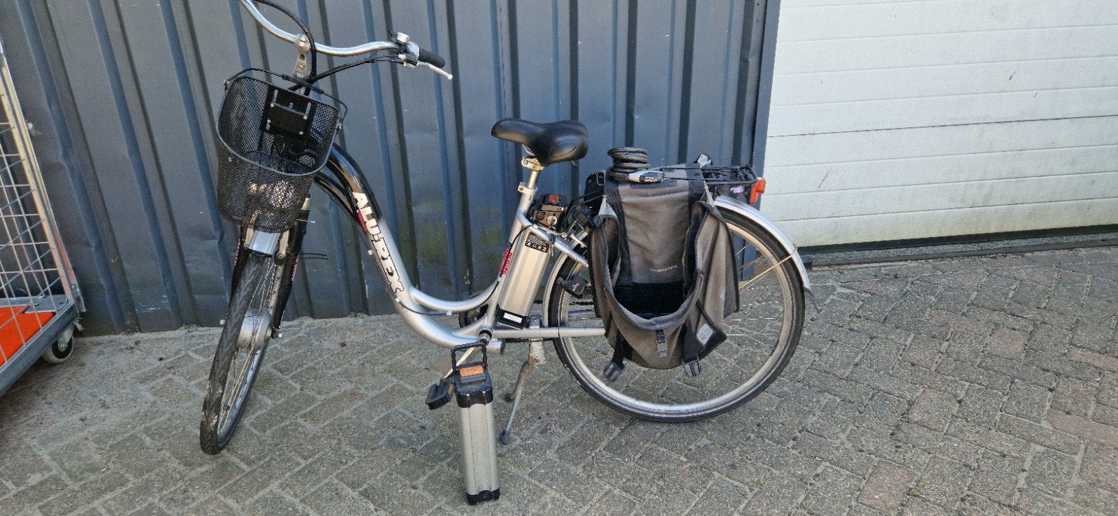 Elektrische damesfiets 24V – 2 accu’s – opknapper/nakijken, Fietsen en Brommers, Fietsen | Tandems, Ophalen, Minder dan 10 versnellingen
