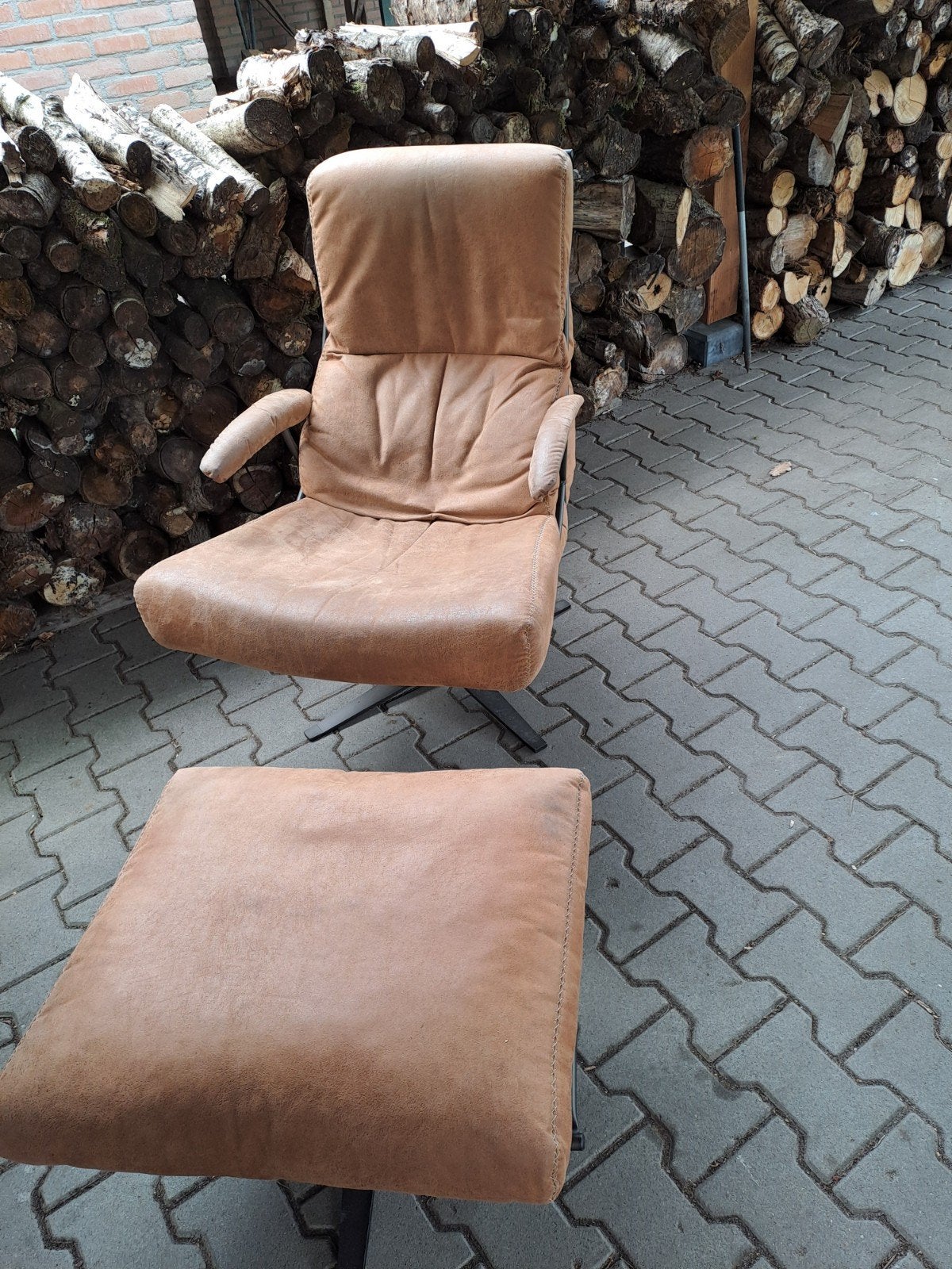 Comfortabele bruine, lederen stoel met voetenbankje, Ophalen, Modern, Comfortabel, Gebruikt, 75 tot 100 cm