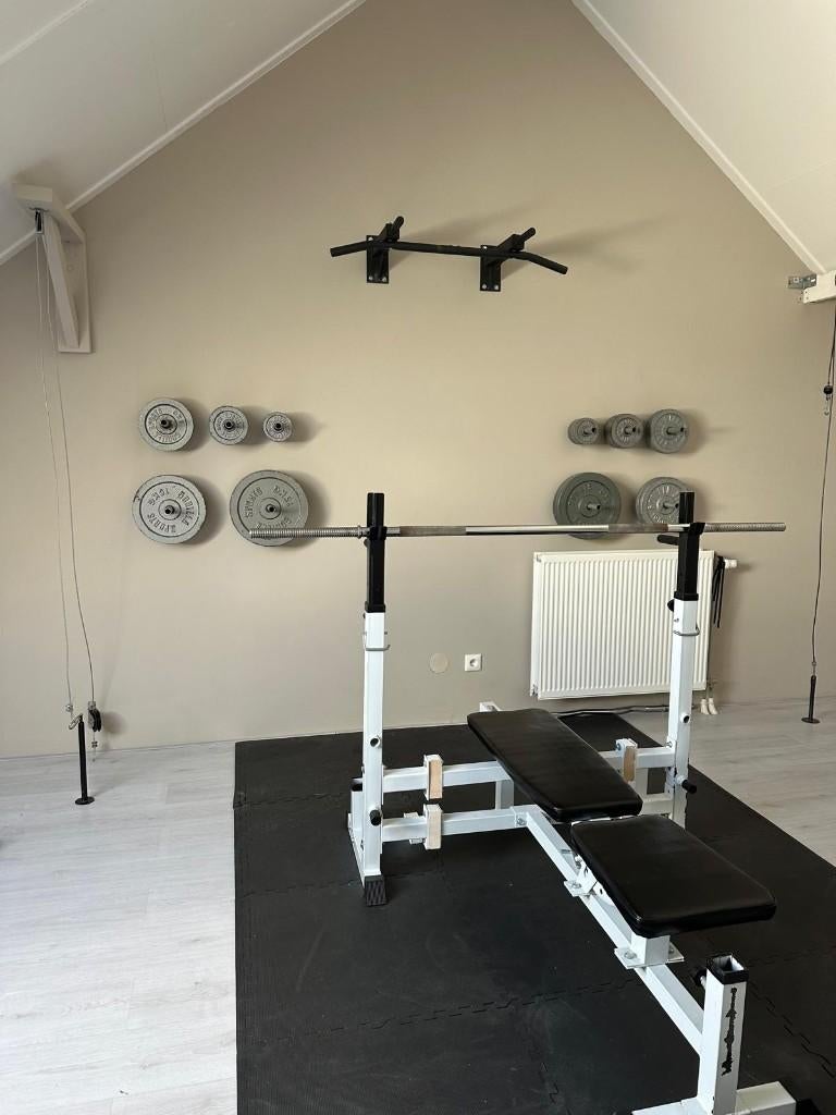 Complete thuis sportschool set incl 150 kg gewichten, Sport en Fitness, Fitnessmaterialen, Ophalen, Zo goed als nieuw, Benen, Fitnessbank